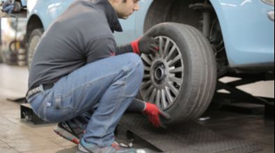 mudar um pneu de um carro