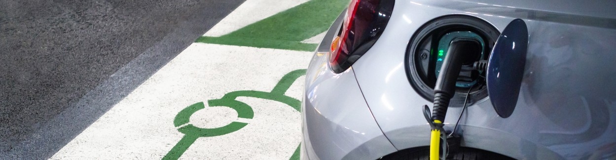 Comprar um carro elétrico: fatores a ter em conta  