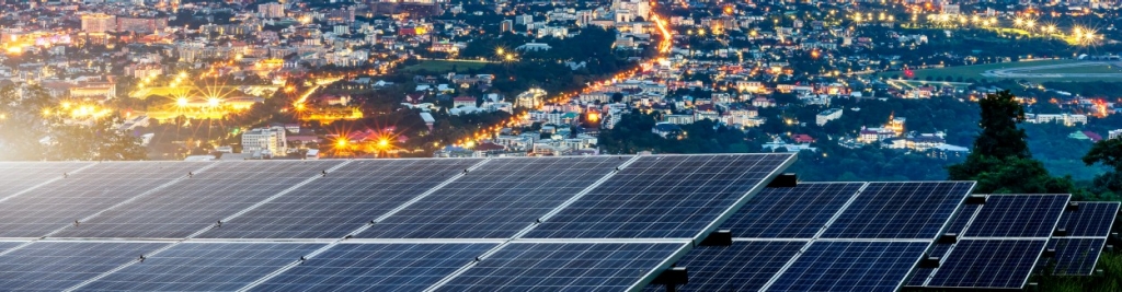 Painéis solares à noite 