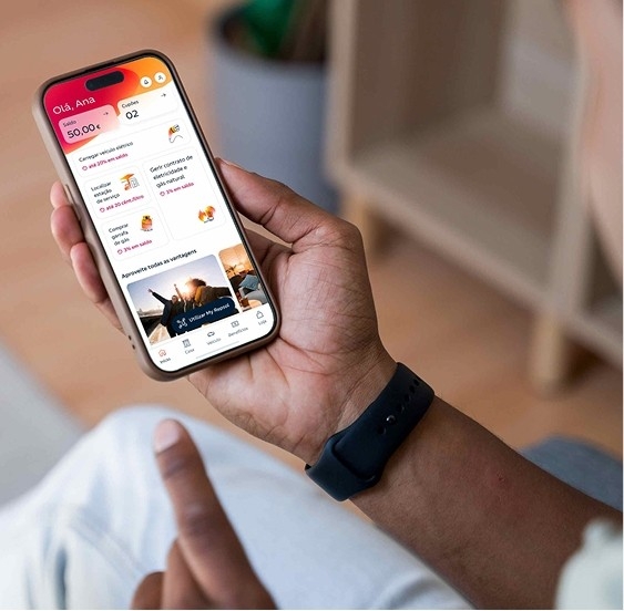 pessoa a pegar num telefone e a ver a página de My Repsol