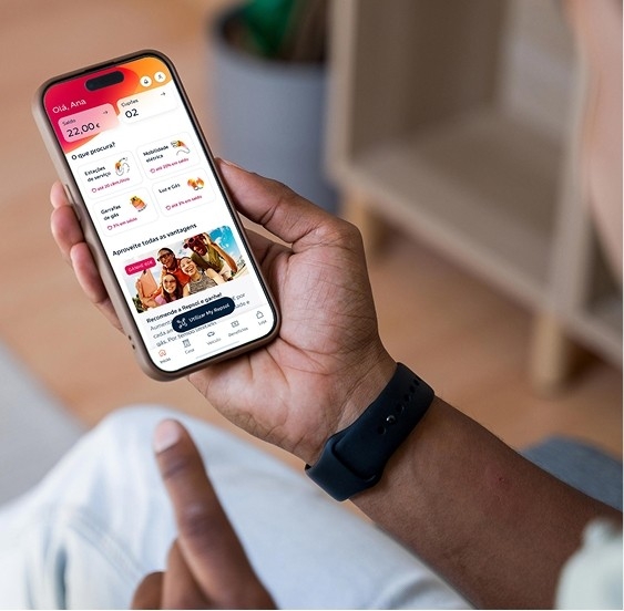 pessoa a pegar num telefone e a ver a página de My Repsol
