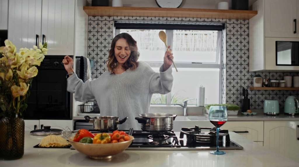 pessoa feliz a cozinhar,Recomendar amigo